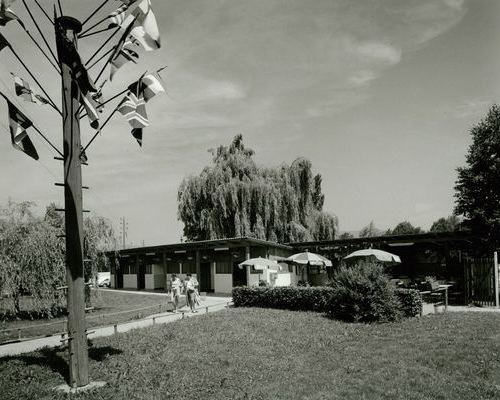 Fahnenmast und Sanitrgebude
