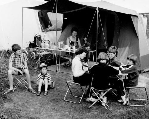Kartenspielen gehrt zum Campingabenteuer